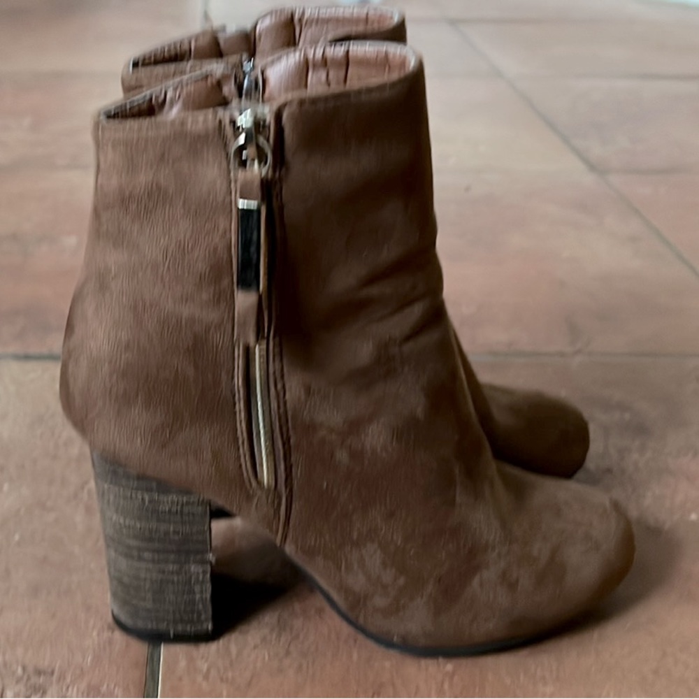Ladies sz 7 faux suede booties